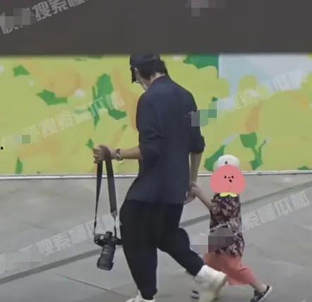 狗仔爆料生俩孩子视频,明星夫妇甜蜜公开二胎喜讯，温馨视频曝光幸福瞬间  第2张